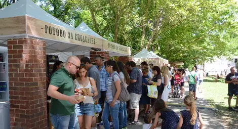 Пред павилионите с току-що слезли от грила вкуснотии се извиха опашки.