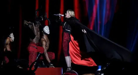 Армани и Мадона в словесна битка заради падането ѝ