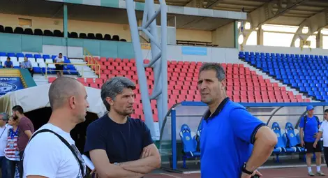 Старши треньорът на &bdquo;Иртиш&ldquo;  показа преди мача стадиона на гостите от Русе - президента на &bdquo;Дунав&ldquo; д-р Симеон Симеонов и изпълнителния директор Ивайло Петков, който е и бивш негов футболист. 			 Снимка: ФК &bdquo;Иртиш&ldquo;