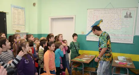Пъстър папагал влезе в час  при децата от &bdquo;Тома Кърджиев&ldquo;