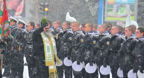 В тежки зимни условия осветиха бойните знамена на армията