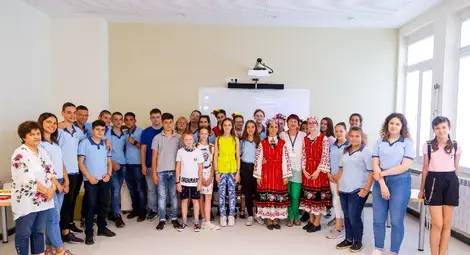 Ученици учиха руските си гости да правят шопска салата и да играят право хоро