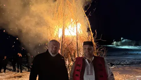 В Малко Враново отбелязаха Сирни Заговезни с „хамкане“, ритуален огън и даване на прошка В Малко Враново отбелязаха Сирни Заговезни с „хамкане“, ритуален огън и даване на прошка