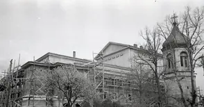 Трима митрополити освещават Църковния салон, който след години става храм на оперното изкуство