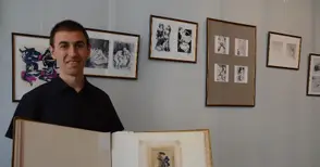 Стихове за любовта звучаха на фона на еротична изложба