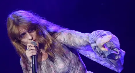 Флорънс Уелч счупи крака си на сцената от скачане /видео/ Флорънс Уелч счупи крака си на сцената от скачане /видео/