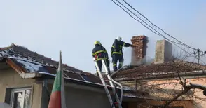 Пожар в къща подпали още две съседни сгради