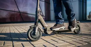 Тротинетка помете 4-годишно момиче около детска площадка