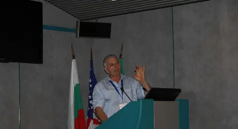 Проф. Георги Георгиев представя Поканен доклад (с д-р Марияна Георгиева) на Международната конференция ICEAA, Торино, Италия, 2013.