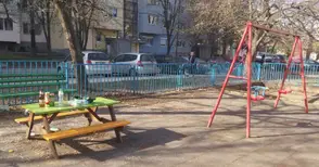 Детска площадка в „Здравец“ отново превърната в пивница