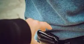 Джебчийки щипнали 550 лева на възрастен мъж, докато му помагат да слезе от рейса