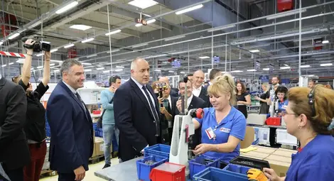 Премиерът Борисов разгледа новия завод на „ВИТТЕ Аутомотив“ в Русе заедно с висшия мениджмънт на компанията и кмета Пламен Стоилов. Снимка: „Утро“ Премиерът Борисов разгледа новия завод на „ВИТТЕ Аутомотив“ в Русе заедно с висшия мениджмънт на компанията и кмета Пламен Стоилов. Снимка: „Утро“