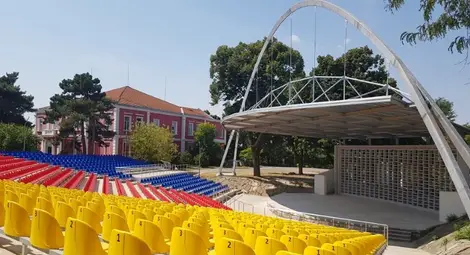 С три цветни сектора и козирка  над сцената посреща Летният театър