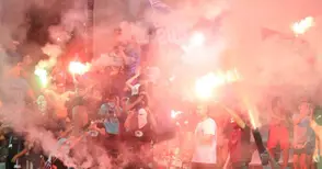 Шоуто по трибуните в тефтера на дежурния делегат от Варна