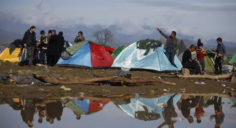 Мигрантите: Ако не можеш да продължиш направо, завий!