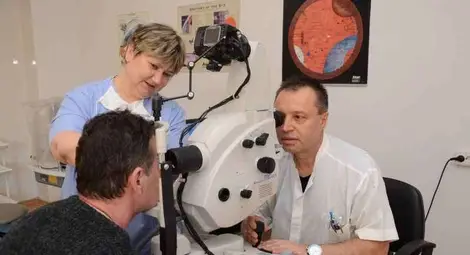 Цветна снимка показва патологиите в окото