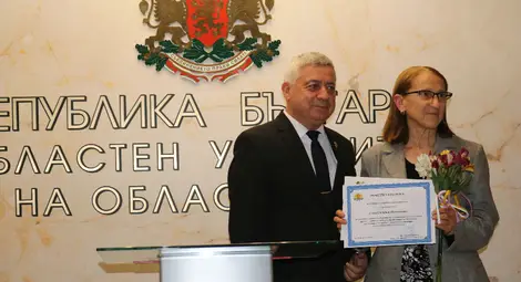 18 учители, университетски преподаватели и културни дейци бяха отличени от областния управител на Русе Драгомир Драганов по случай 24 май 18 учители, университетски преподаватели и културни дейци бяха отличени от областния управител на Русе Драгомир Драганов по случай 24 май