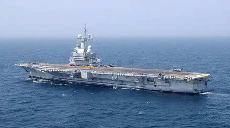 Франция влиза в решителен бой! Самолетоносачът "Шарл де Гол" поема към Сирия