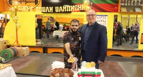 ТСК Русе посрещна тържествено Ангел Русев и останалите си звезди, участвали в европейското пъ вдигане на тежести