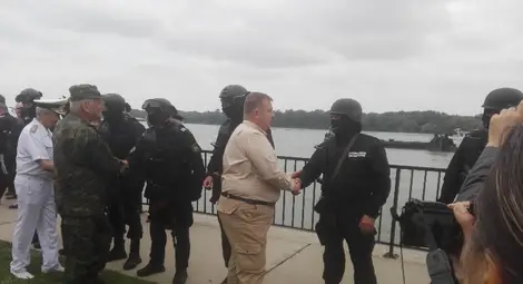 Министърът на отбраната Красимир Каракачанов, началникът на отбраната ген.Андрей Боцев и вицеадмирал на ВМС Митко Петев поздравиха участниците в показното занятие.  Снимка:Авторът