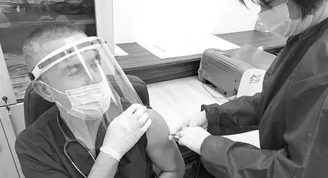 25 медици в болница &bdquo;Канев&ldquo;  получиха първата доза ваксина