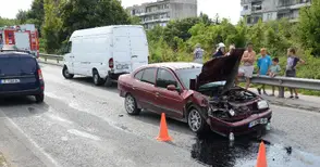 "Рено Меган" се заби в бус и се завъртя на 180 градуса