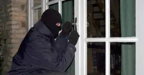 Крадци разбиха 34 мази в два блока