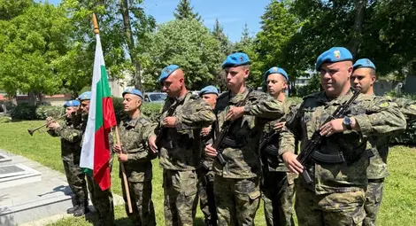 Пет военни залпа в гробищния парк „Чародейка“ в Русе отбелязаха 20-годишнината от гибелта на офицерски кандидат Валентин Донев в Ирак Пет военни залпа в гробищния парк „Чародейка“ в Русе отбелязаха 20-годишнината от гибелта на офицерски кандидат Валентин Донев в Ирак