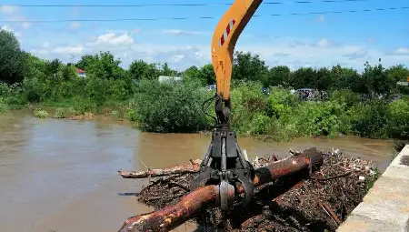 Придошлите води на река Янтра заталачиха с дървета по 7-8 метра моста на пътя Горна Оряховица &ndash; Първомайци /галерия/