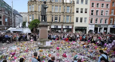 Великобритания почете жертвите на атентата в Манчестър с минута мълчание Великобритания почете жертвите на атентата в Манчестър с минута мълчание