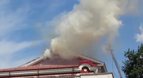 Искра от заварка запали покрива  на операта при спешен ремонт