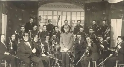 Снимка на симфоничния състав при Музикално дружество &bdquo;Гусла&ldquo;, Белоградчик, с диригент Б. Михайлов. Февруари 1940 г.