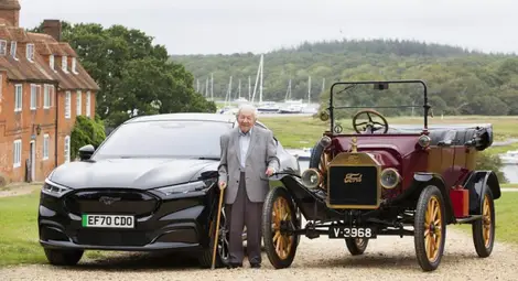 От Model T до Mustang Mach-E за 101-годинеш почитател на Ford