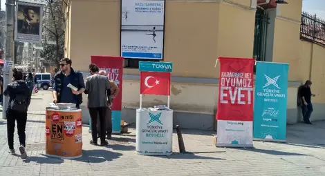 Турците гласуват на референдум за конституционни промени Турците гласуват на референдум за конституционни промени