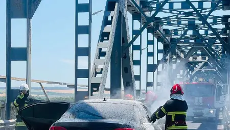 Румънски автомобил се запали в движение на Дунав мост, няма пострадали, движението е възстановено напълно