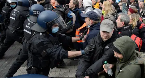 Хиляди излязоха на протести в редица държави в Европа против ограниченията