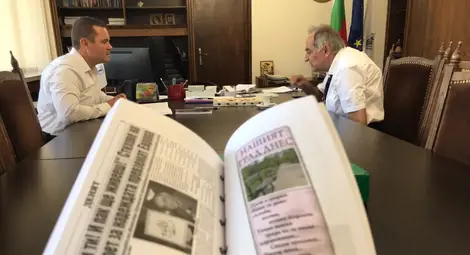 Живодар Душков разказа на кмета на Русе Пенчо Милков историята на книгата на специална среща. Публикацията на „Утро“ е част от илюстрацията на „Нашият град днес“. Снимки: Община Русе Живодар Душков разказа на кмета на Русе Пенчо Милков историята на книгата на специална среща. Публикацията на „Утро“ е част от илюстрацията на „Нашият град днес“. Снимки: Община Русе