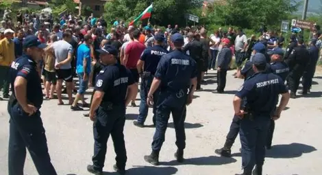 Ще се лее ли кръв в Гърмен? Протестиращи хвърлят кутии от бира по жандармерията Ще се лее ли кръв в Гърмен? Протестиращи хвърлят кутии от бира по жандармерията