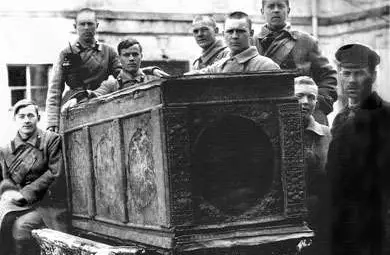 Ермитажът връща уникалната сребърна гробница на Александър Невски