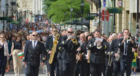 Масово изпълнение на „Върви, народе възродени“ открива честването на 24 май в Русе Масово изпълнение на „Върви, народе възродени“ открива честването на 24 май в Русе