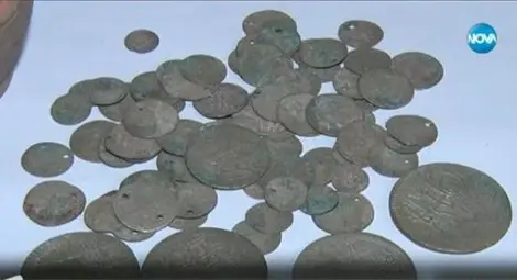 Тракторист намери гърне със сребърни монети и го даде на музей /галерия/