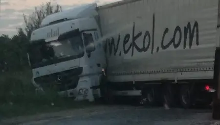 Усукан тир блокира за 6 часа пътя Русе-Бяла