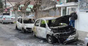 Нощен подпалвач унищожи две коли