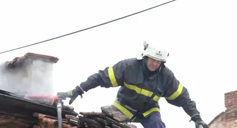 Късо съединение изпепели къща срещу Пантеона