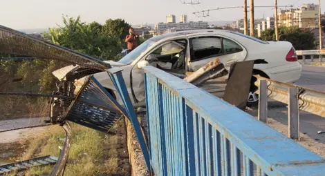 Пиян без книжка увисна с мерцедес на моста на Охлюва