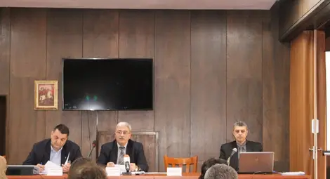 Само за 3 дни липсата на 330 ученици  се превърна в &bdquo;Нямаме такъв недостиг&ldquo;