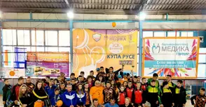 Д-р Кирил Панайотов награждава със специални премии най-добрите щангисти