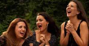 Три актриси оцветяват нещата от живота с поезията на Елин Рахнев