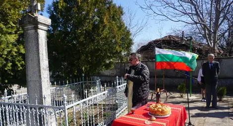 Почетоха с цветя и панихида паметта на Филип Тотю в Две могили /галерия/