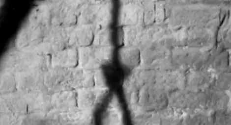 Длъжник от Кубратско се обеси на забрадката на майка си заради глоба